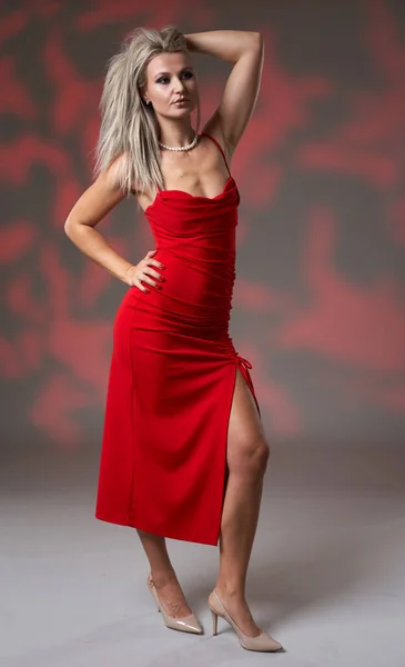 Гламурна Жінка Червоній Сукні Повнометражний Студійний Портрет — стокове фото