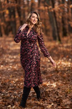 Ayrıca sonbaharın sonlarında meşe ormanında güzel bir kadın.