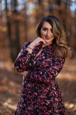 Ayrıca sonbaharın sonlarında meşe ormanında güzel bir kadın.