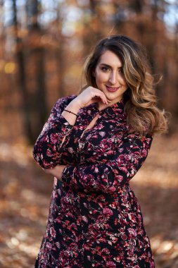 Ayrıca sonbaharın sonlarında meşe ormanında güzel bir kadın.