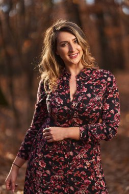 Ayrıca sonbaharın sonlarında meşe ormanında güzel bir kadın.