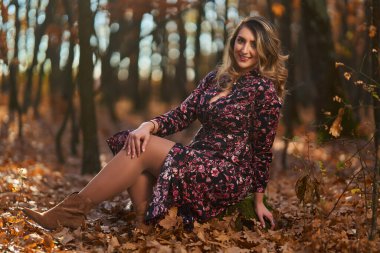 Ayrıca sonbaharın sonlarında meşe ormanında güzel bir kadın.