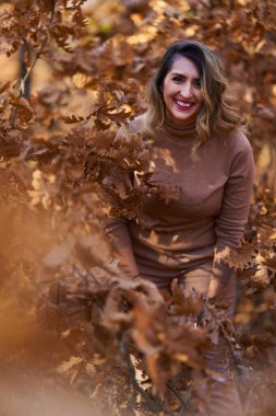 Ayrıca sonbaharın sonlarında meşe ormanında güzel bir kadın.