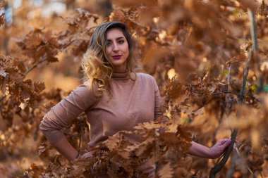 Ayrıca sonbaharın sonlarında meşe ormanında güzel bir kadın.