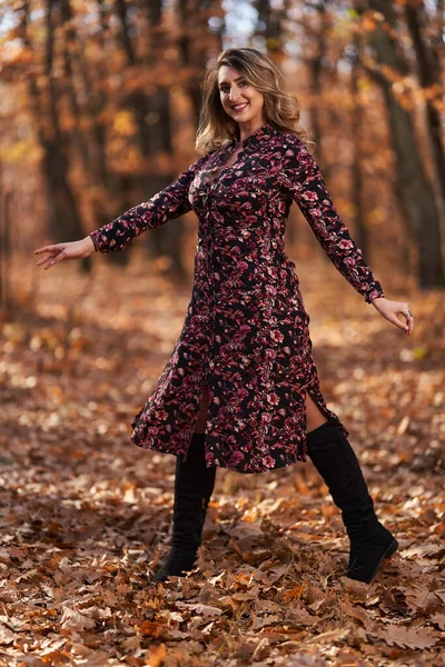 秋の終わりにオークの森の中でプラスサイズの美しい女性 — ストック写真