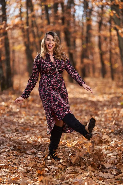 Velikost Krásná Žena Dubovém Lese Konci Podzimu — Stock fotografie