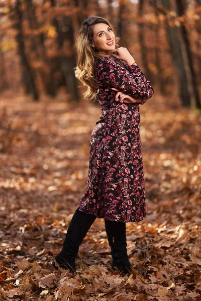 Size Beautiful Woman Oak Forest Late Autumn — Stock Photo, Image