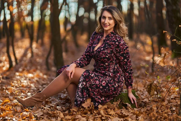Красивая Женщина Дубовом Лесу Поздней Осенью — стоковое фото