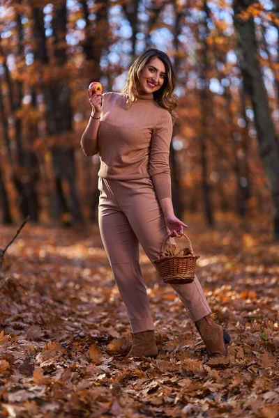 再加上秋末在橡木林中的美丽女子 — 图库照片