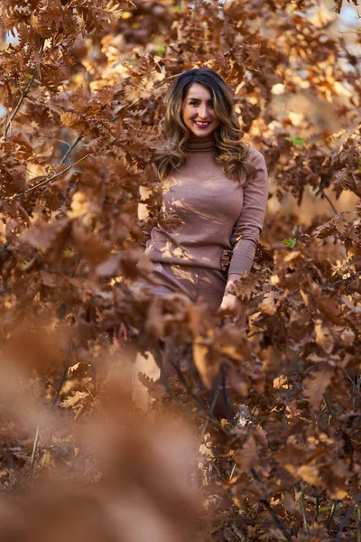 Grootte Mooie Vrouw Een Eikenbos Late Herfst — Stockfoto