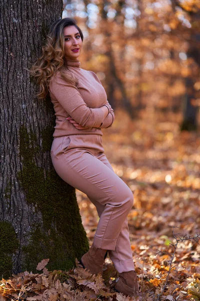 Size Piękna Kobieta Dębowym Lesie Późną Jesienią — Zdjęcie stockowe