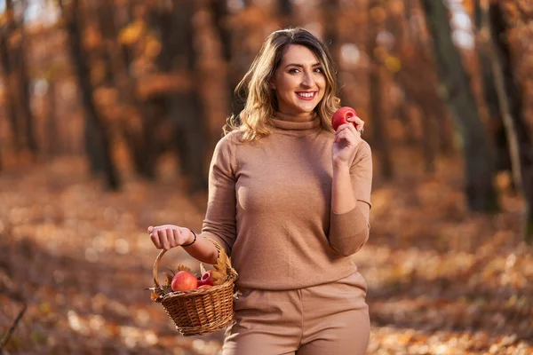 Плюс Розмір Щаслива Красива Жінка Дубовому Лісі Восени Кошиком Яблук — стокове фото