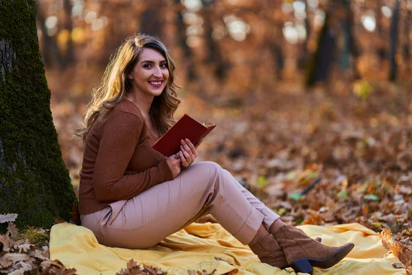 Mujer Joven Leyendo Libro Aire Libre Bosque Finales Otoño Atardecer — Foto de Stock