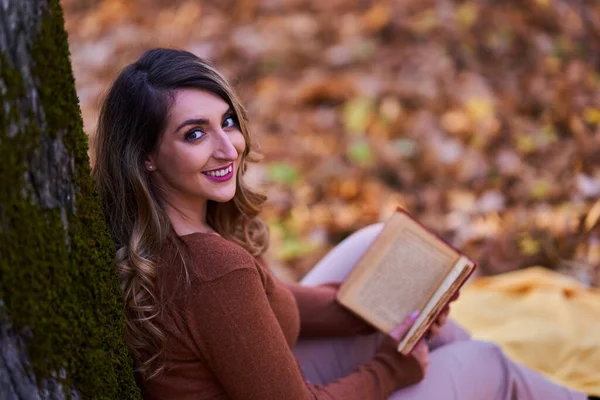 Молодая Женщина Читает Книгу Открытым Небом Лесу Поздней Осенью Закате — стоковое фото