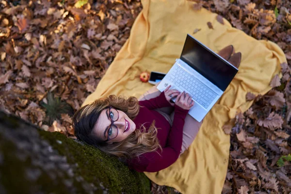 Młoda Bizneswoman Pracująca Laptopie Podczas Pięknego Jesiennego Dnia Lesie — Zdjęcie stockowe