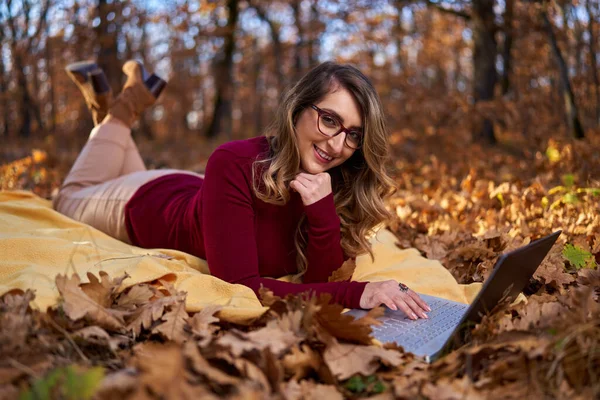 Jonge Zakenvrouw Werken Haar Laptop Terwijl Genieten Van Een Mooie — Stockfoto