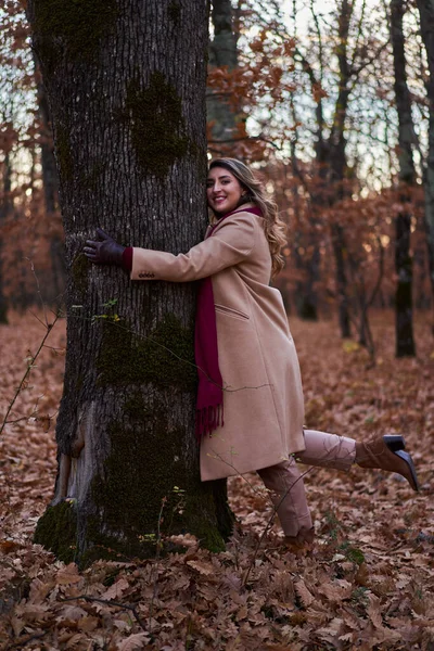 秋の終わりにオークの森の中でプラスサイズの美しい女性 — ストック写真