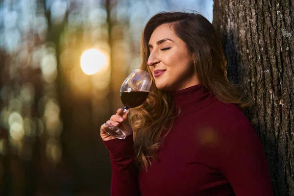 Gün Batımında Meşe Ormanında Bir Bardak Kırmızı Şarap Içen Güzel — Stok fotoğraf