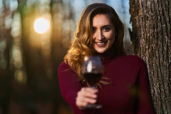 아름다운 여자가 숲에서 포도주를 즐기고 — 스톡 사진