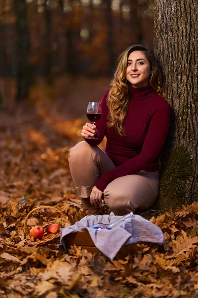 Beautiful Size Young Indian Woman Enjoying Glass Red Wine Oak — Stock Photo, Image