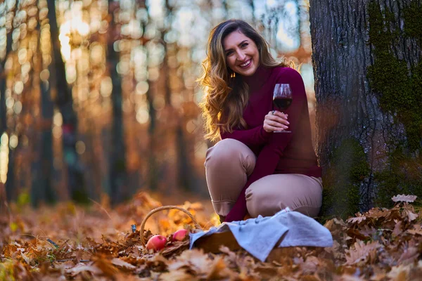 Mulher Indiana Bonita Size Jovem Desfrutando Copo Vinho Tinto Floresta — Fotografia de Stock