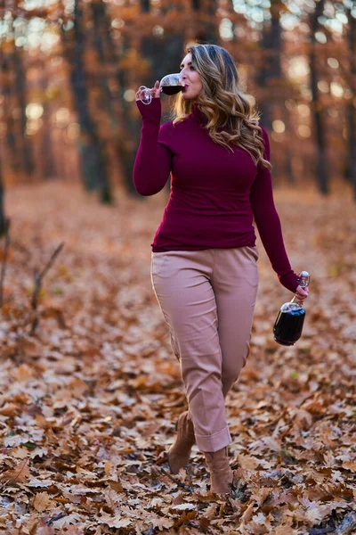 日落时分 美丽又大的印度年轻女子在橡木林中品着一杯红酒 — 图库照片