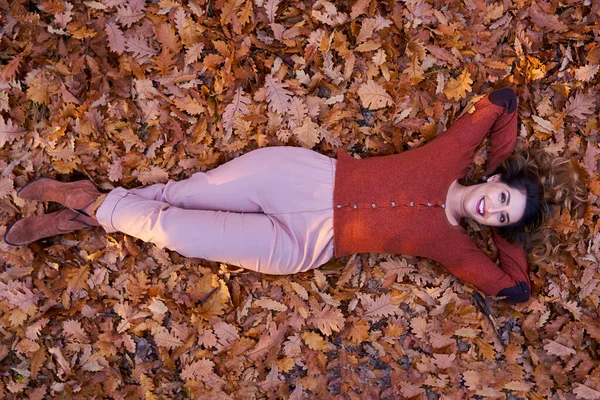 Młoda Size Piękna Kobieta Leżąca Łóżku Opadłych Liści Lesie Dębowym — Zdjęcie stockowe