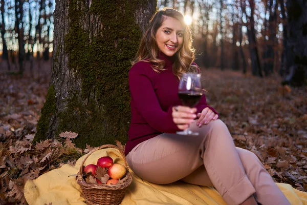 Gün Batımında Meşe Ormanında Bir Bardak Kırmızı Şarap Içen Güzel — Stok fotoğraf