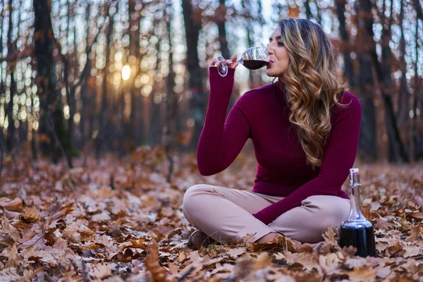 Vacker Storlek Ung Indiansk Kvinna Njuter Ett Glas Rött Vin — Stockfoto
