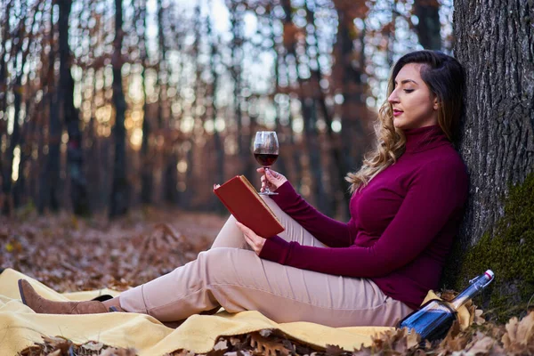 Mulher Indiana Bonita Size Jovem Desfrutando Copo Vinho Tinto Livro — Fotografia de Stock