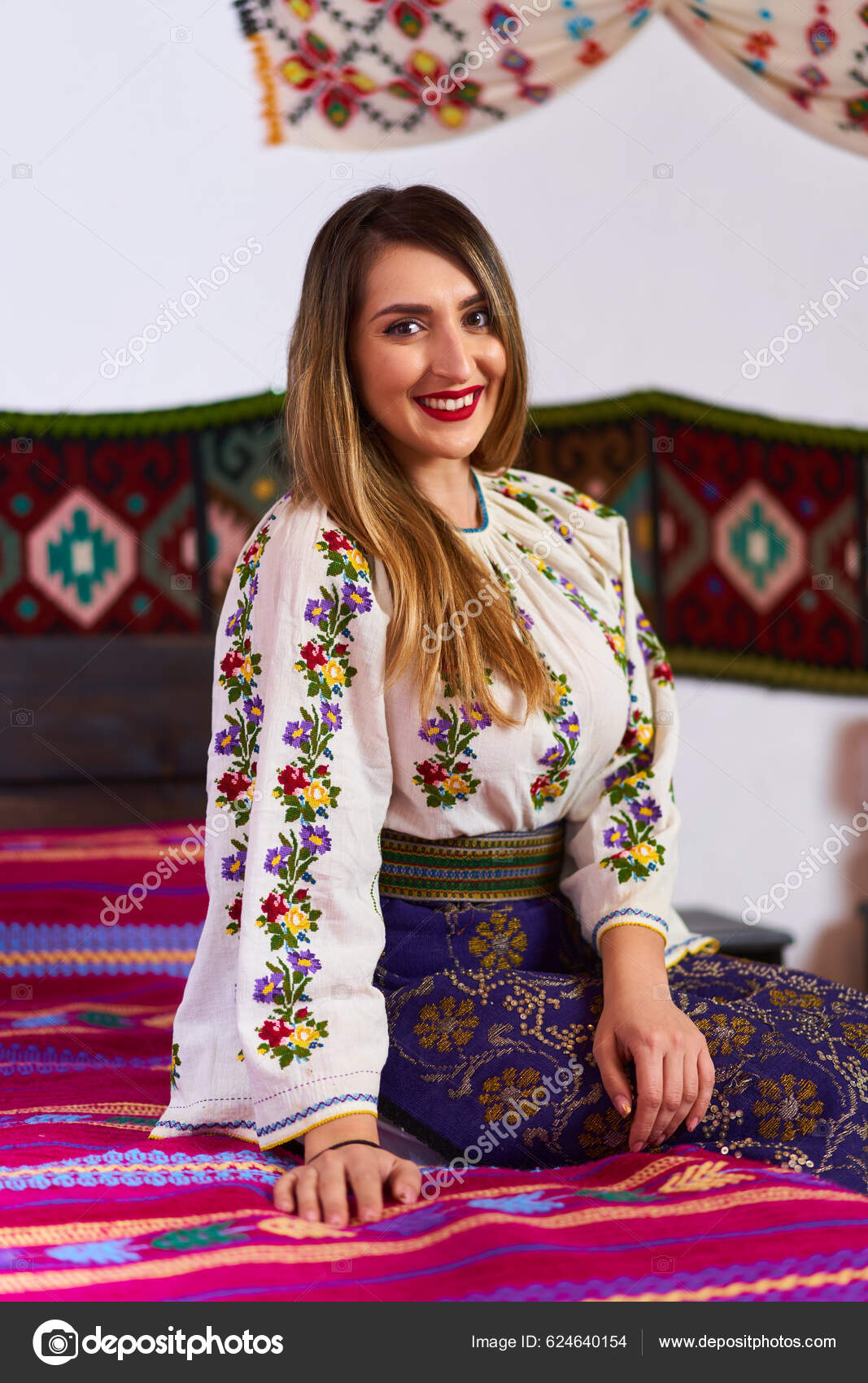 Ung Rumänsk Kvinna Klädd Traditionell Populär Kostym Ett Traditionellt  Lantligt — Stockfotografi © Xalanx #624640154