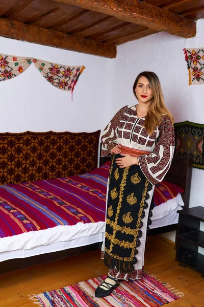 Jonge Roemeense Vrouw Verkleed Traditioneel Populair Kostuum Een Traditioneel Landelijk — Stockfoto