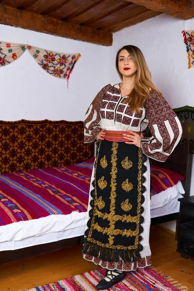 Jovem Romena Vestida Com Traje Popular Tradicional Uma Casa Rural — Fotografia de Stock
