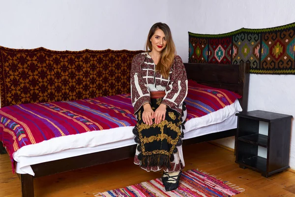 Mujer Rumana Joven Vestida Con Traje Popular Tradicional Una Casa — Foto de Stock