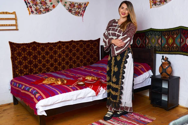 Jonge Roemeense Vrouw Verkleed Traditioneel Populair Kostuum Een Traditioneel Landelijk — Stockfoto