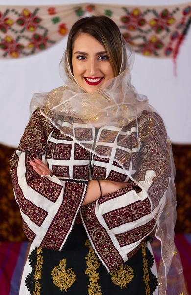 Jeune Roumaine Vêtue Costume Populaire Traditionnel Dans Une Maison Rurale — Photo