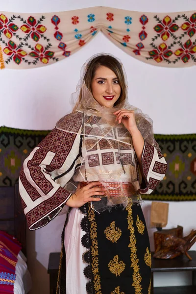Νεαρή Ρουμάνα Ντυμένη Παραδοσιακή Λαϊκή Ενδυμασία Παραδοσιακό Αγροτικό Σπίτι — Φωτογραφία Αρχείου
