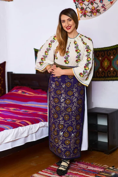 Mujer Rumana Joven Vestida Con Traje Popular Tradicional Una Casa — Foto de Stock