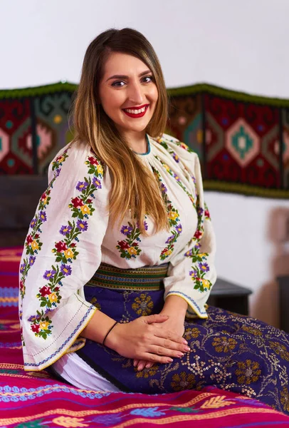 Mujer Rumana Joven Vestida Con Traje Popular Tradicional Una Casa —  Fotos de Stock