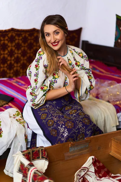 Jonge Roemeense Vrouw Opent Huwelijkskist Met Vele Traditionele Kostuums Uit — Stockfoto