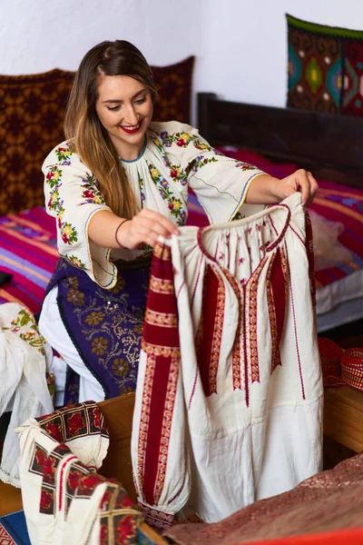 Young Romanian Woman Opening Wedding Chest Many Traditional Costumes Try — Stock Photo, Image