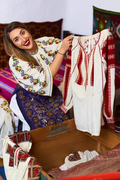 Νεαρή Ρουμάνα Ανοίγει Μπαούλο Του Γάμου Πολλά Παραδοσιακά Κοστούμια Για — Φωτογραφία Αρχείου