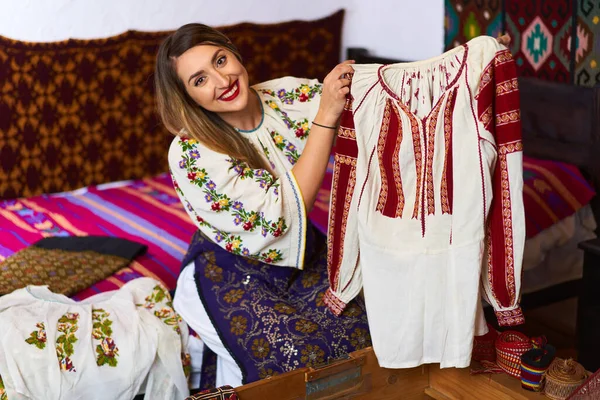 Junge Rumänin Öffnet Die Hochzeitstruhe Mit Vielen Trachten Zum Anprobieren — Stockfoto
