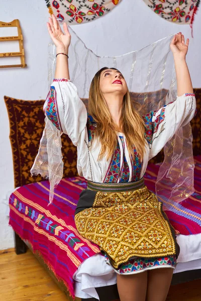 Junge Rumänin Traditioneller Volkstracht Einem Traditionellen Ländlichen Haus — Stockfoto