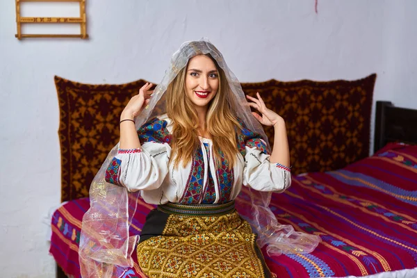 Jeune Roumaine Vêtue Costume Populaire Traditionnel Dans Une Maison Rurale — Photo