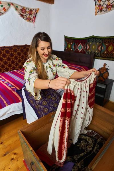 Jonge Roemeense Vrouw Opent Huwelijkskist Met Vele Traditionele Kostuums Uit — Stockfoto