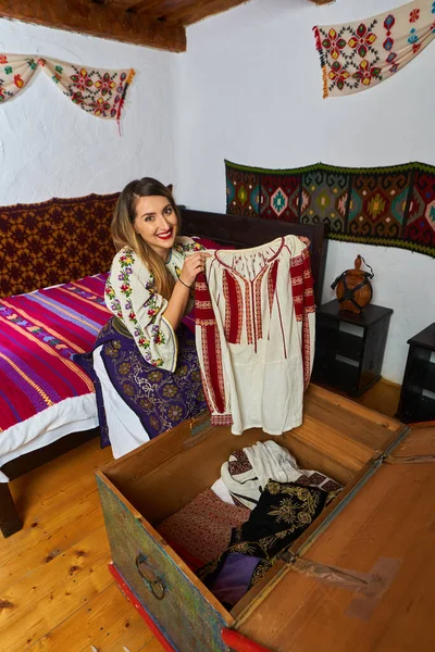 Mujer Rumana Joven Abriendo Cofre Boda Con Muchos Trajes Tradicionales —  Fotos de Stock