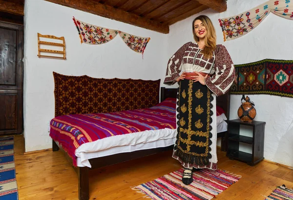 Young Romanian Woman Dressed Traditional Popular Costume Traditional Rural Home — Stock Photo, Image
