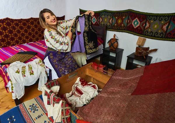 年轻的罗马尼亚女人打开结婚礼盒 试穿了许多传统服装 — 图库照片