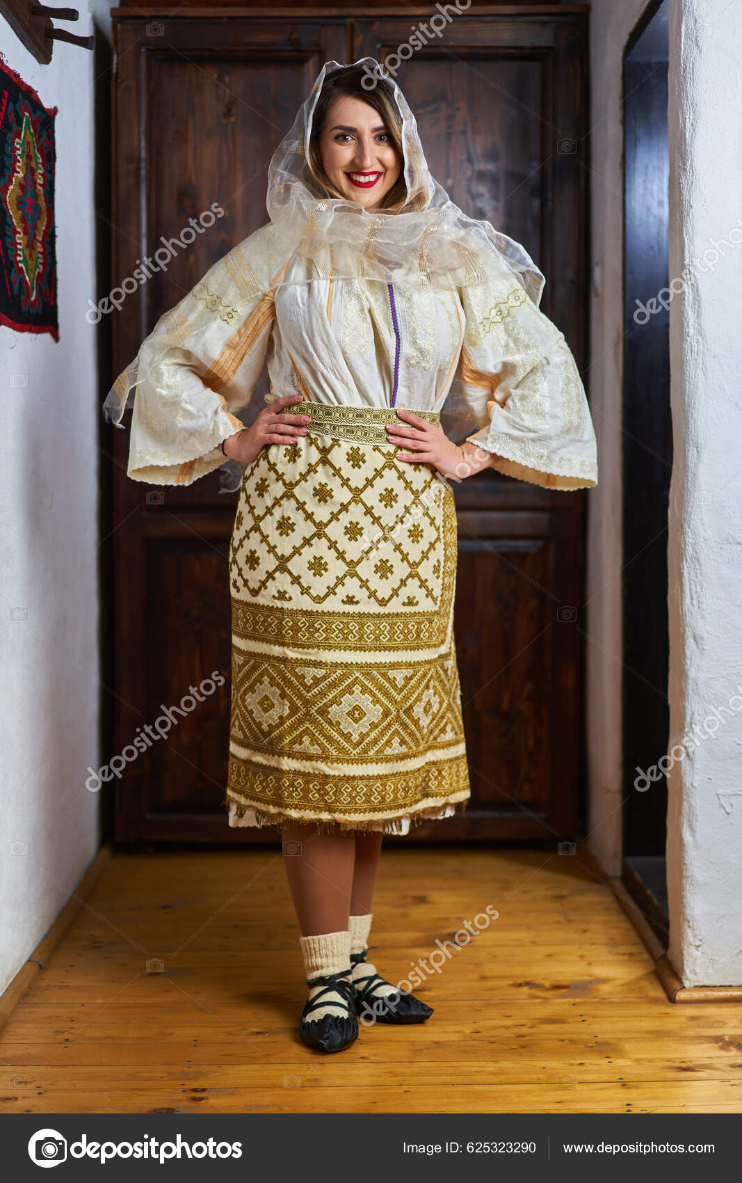Jeune Femme Roumaine Costume Traditionnel Mariée Populaire Dans